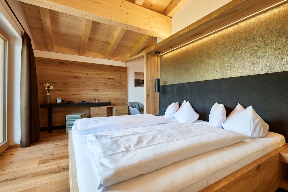 Exclusive Suite, 1 King Bed, Balcony, Valley View photo 3