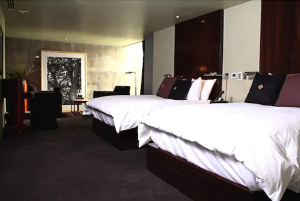 Premium Room, 2 Queen Beds - Photo 1