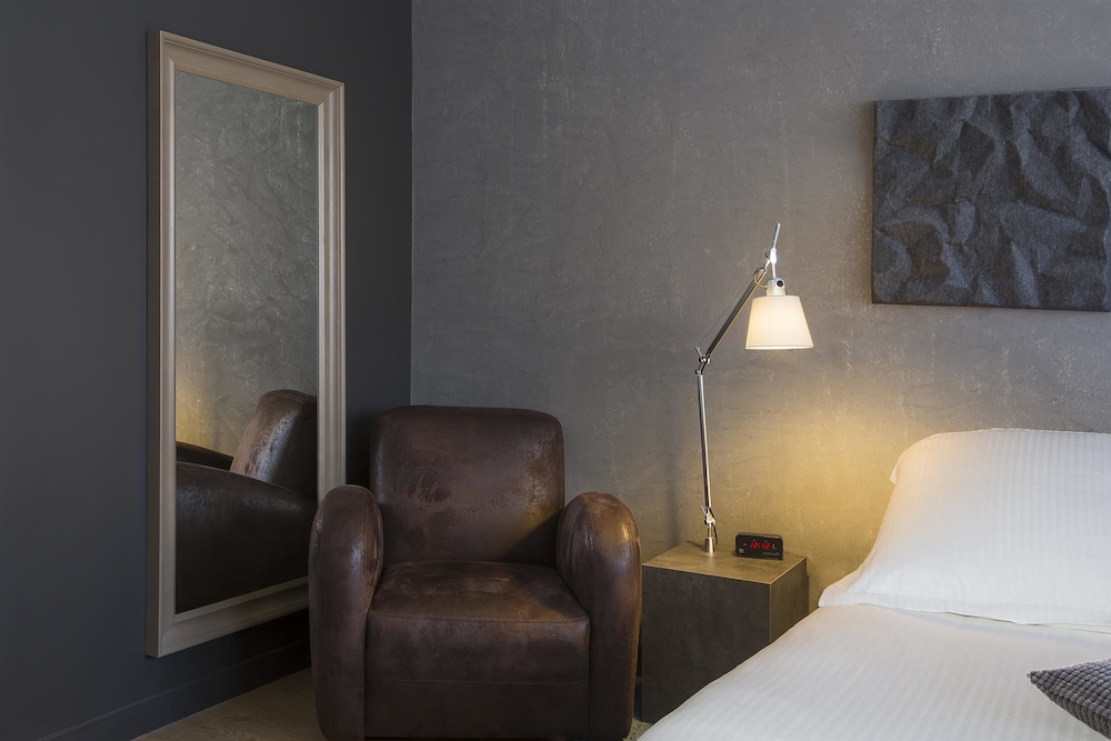 Superior Room, Multiple Beds, Balcony, Mountain View (Vue sur Puy de Dôme & la Cathédrale) - Photo 2
