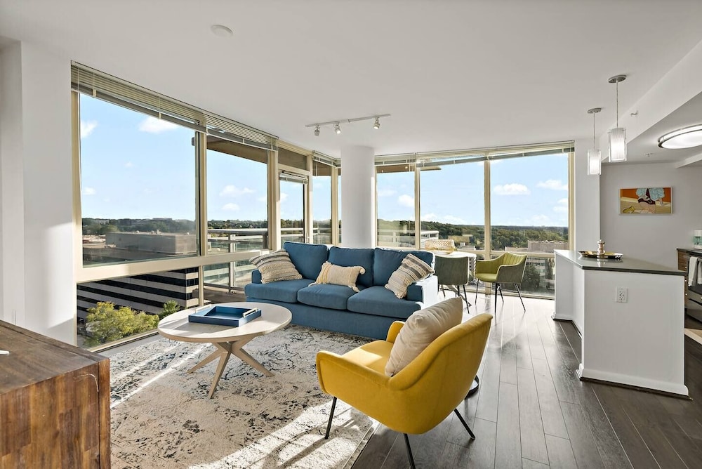 Luxury Apartment, 2 Bedrooms, Pets Allowed, City View