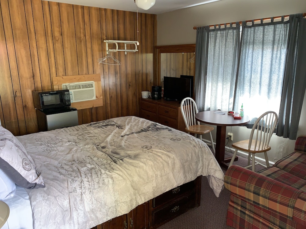 Design Single Room, 1 Queen Bed, Refrigerator & Microwave
