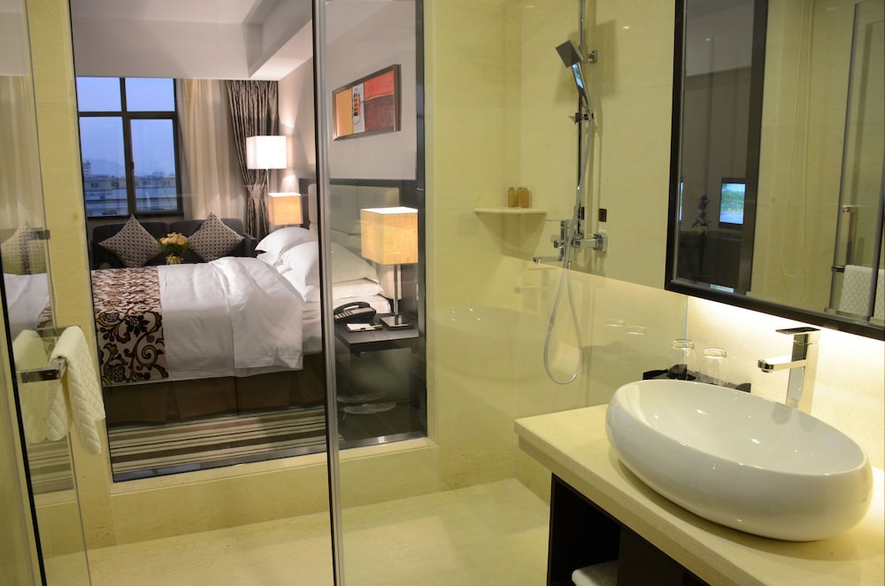 Deluxe Room, 1 King Bed photo 3