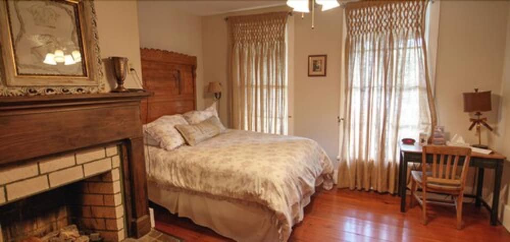 Standard Room, 1 Queen Bed photo 2