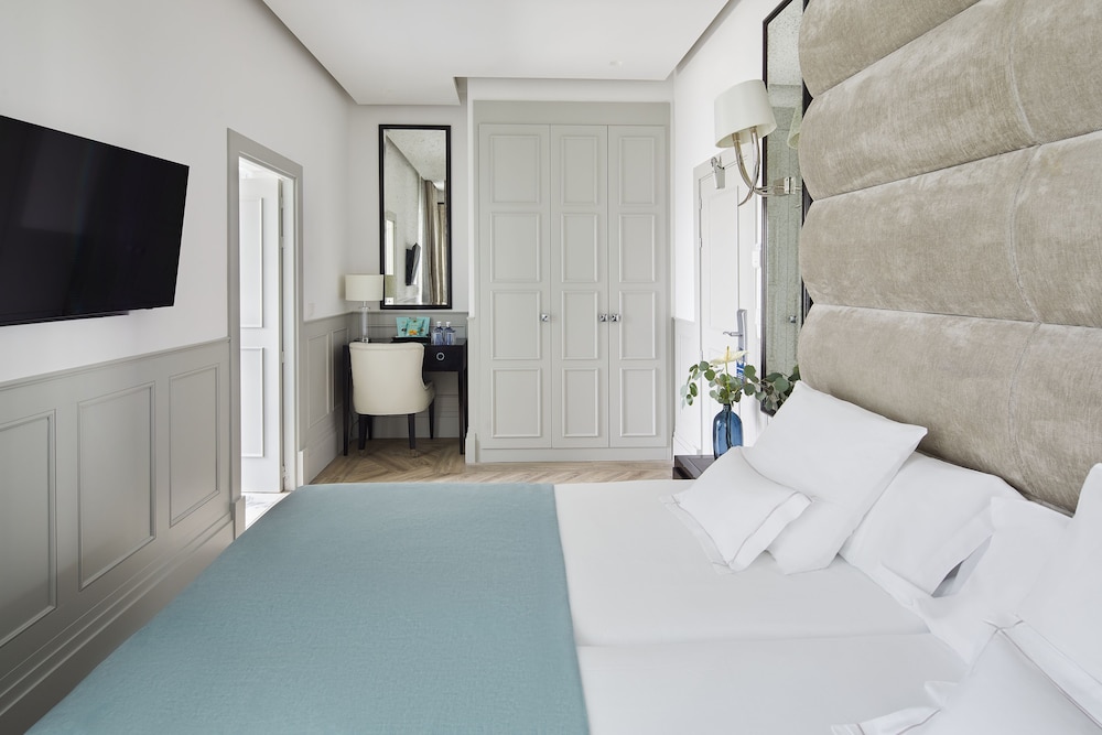 Design Room, Balcony