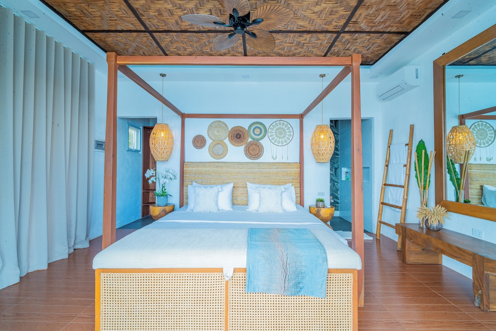 Luxury Studio Suite, 1 King Bed, Sea View, Oceanfront