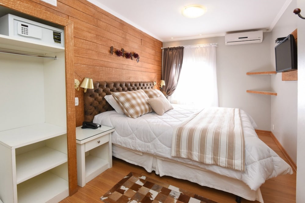 Deluxe Room thumbnail 5