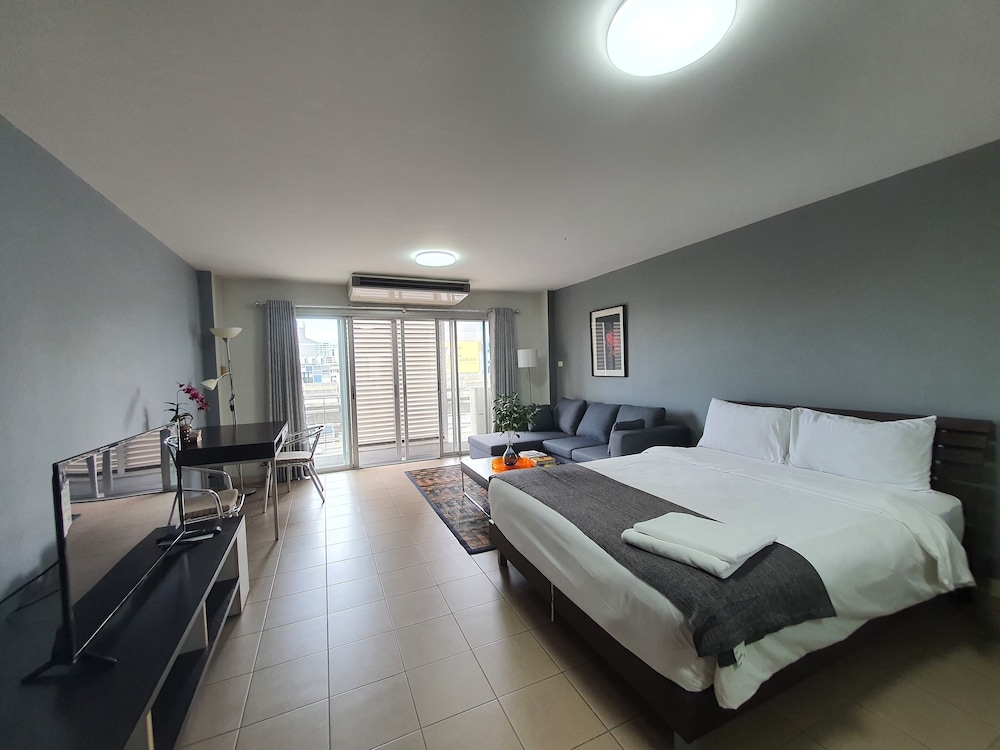 City Balcony Studio Apartment: Queen Bed + Sofa Bed + Working Desk photo 2