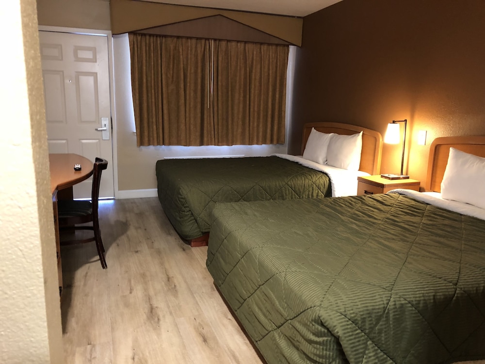 Standard Room, 2 Queen Beds, Non Smoking - Photo 6