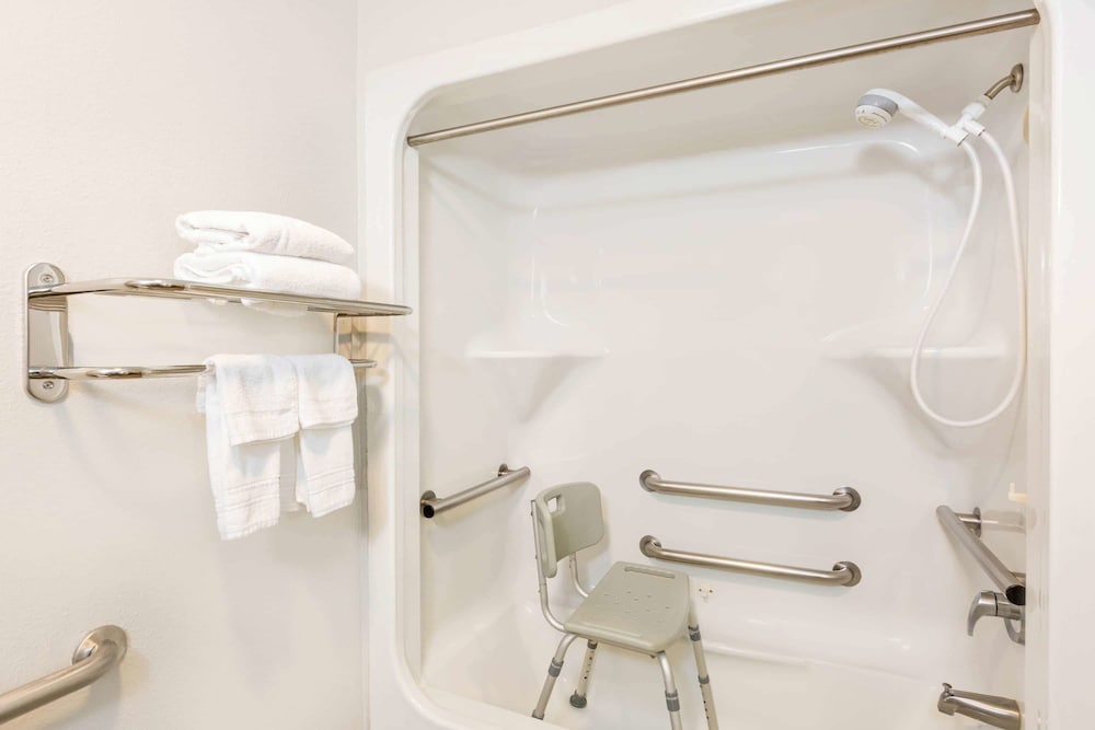 Deluxe Room, 1 Queen Bed, Accessible, Non Smoking (Mobility) - Photo 6