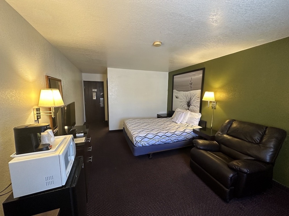 Basic Single Room, 1 Queen Bed, Non Smoking photo 2