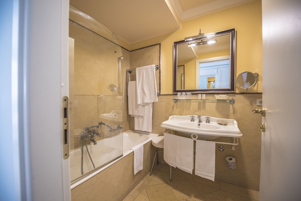 Standard Double or Twin Room - Photo 4