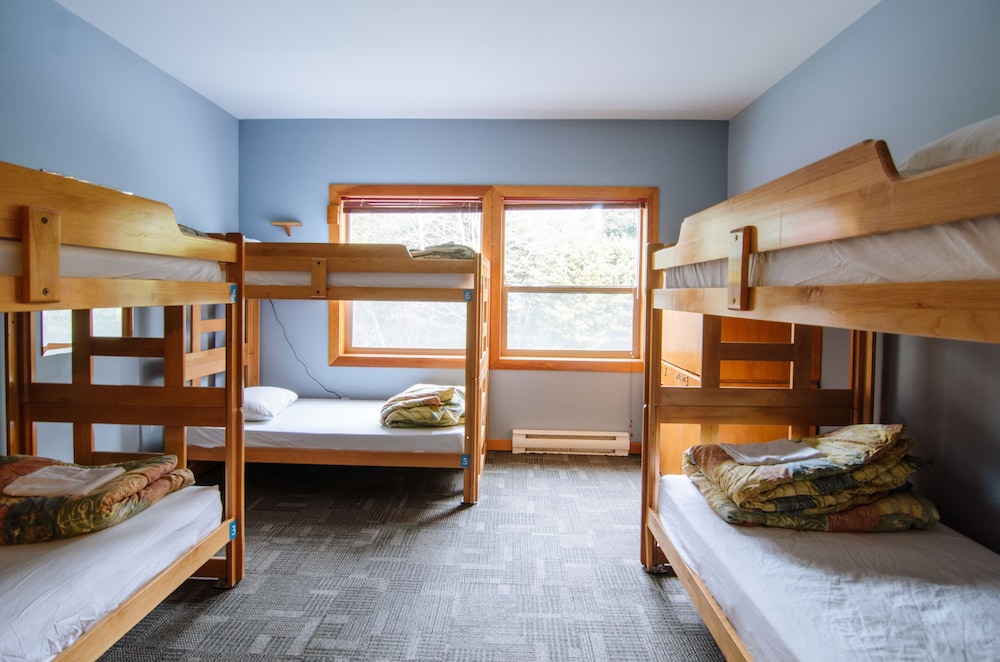 Private room with 6 single beds and shared bathrooms photo 1