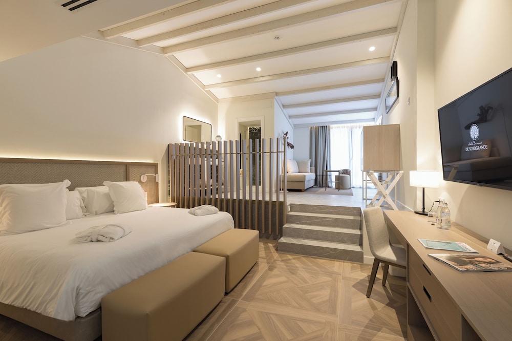 Superior Room (2 Adults + 1 Child) - Photo 1