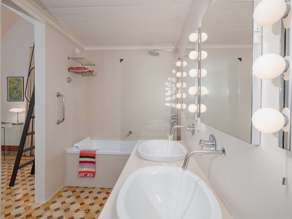 Exclusive Double or Twin Room photo 2