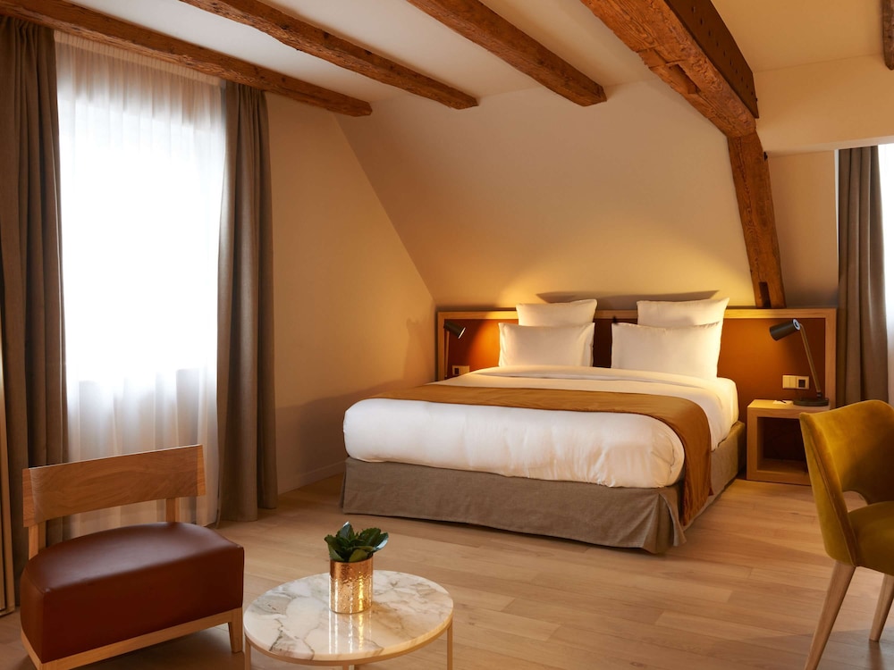 Deluxe Room, 1 King Bed photo 2
