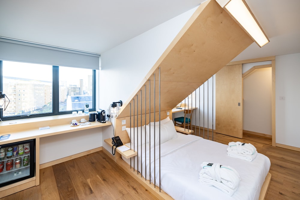 Deluxe Double Room thumbnail 6