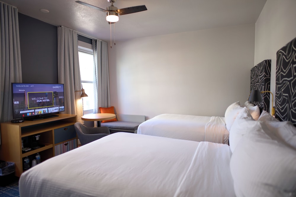 Deluxe Room, 2 Queen Beds, Non Smoking, Courtyard View