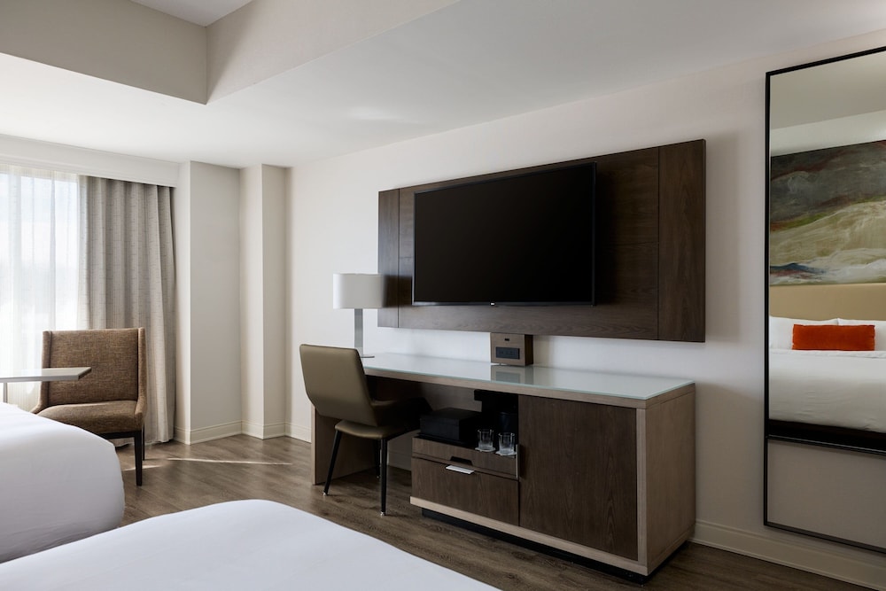Room, 1 King Bed, Corner (Hearing Accessible) - Photo 5