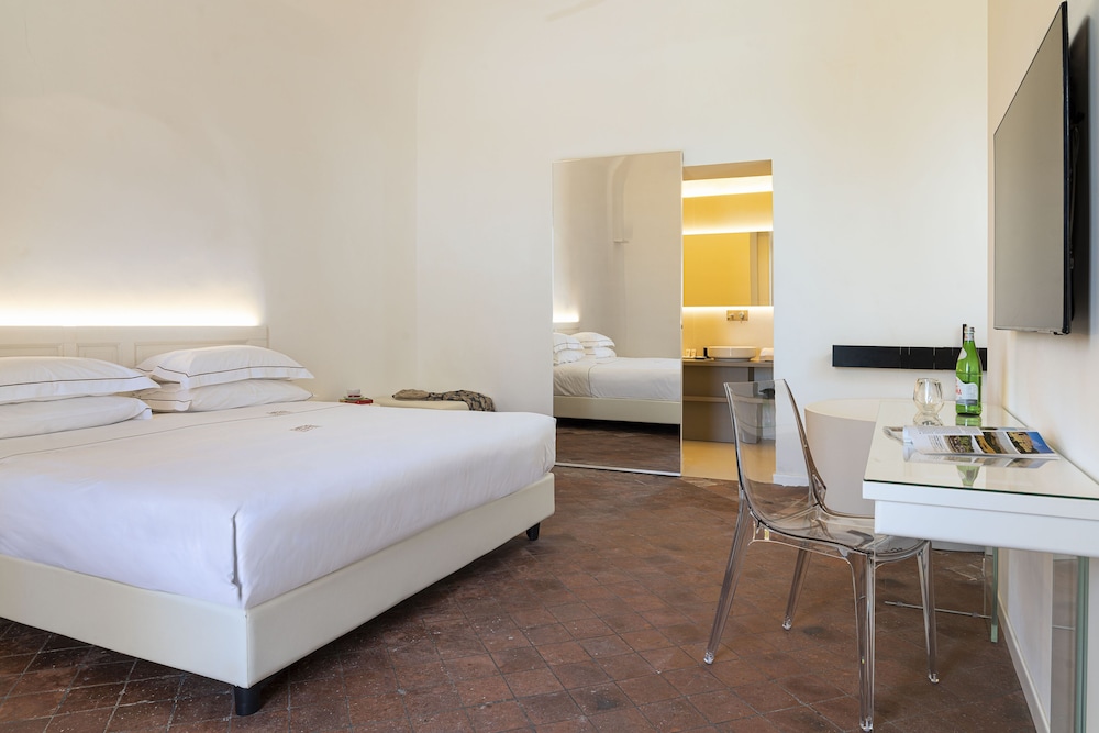Junior Suite, 1 King Bed with Sofa bed, Bathtub photo 3