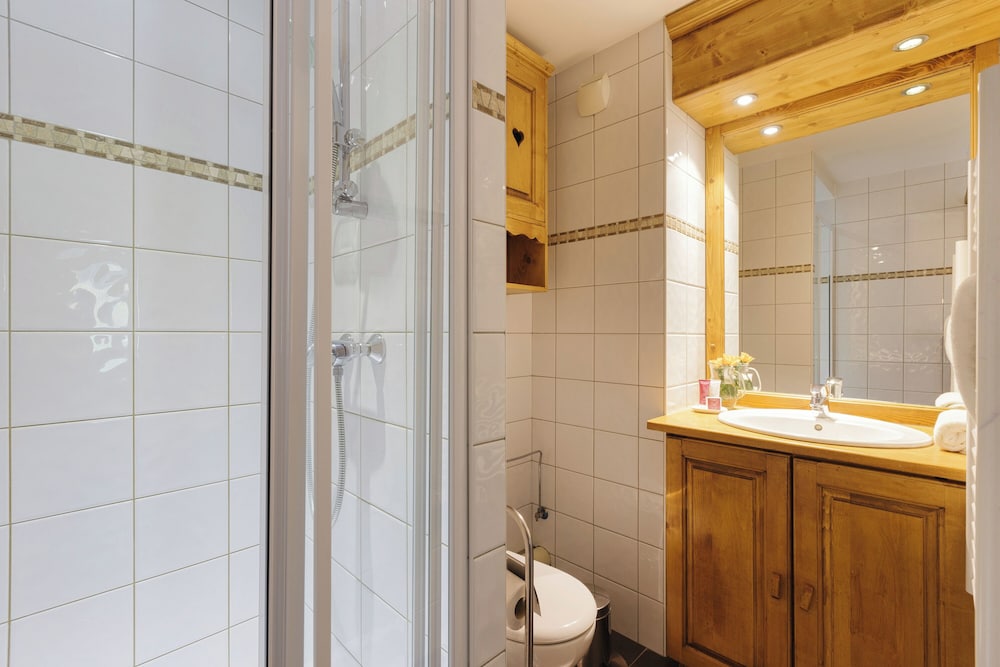 Family Apartment, Multiple Bedrooms, 2 Bathrooms (Vallorcine Buet 52 ski in / ski out) photo