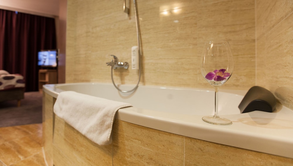 Suite - Photo 10