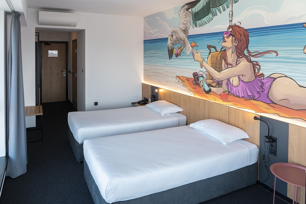 Standard Double or Twin Room, City View - Photo 5