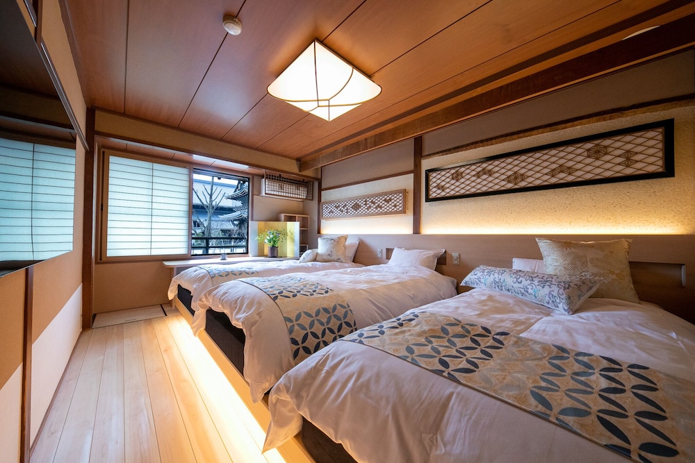 Japanese Style Room for 1-4 Guests with private bathroom, Non Smoking, Temple view photo 3