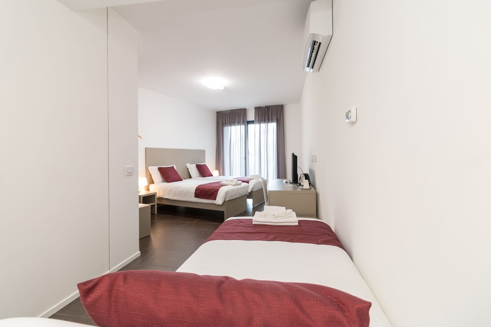 Comfort Triple Room, Balcony - Photo 5
