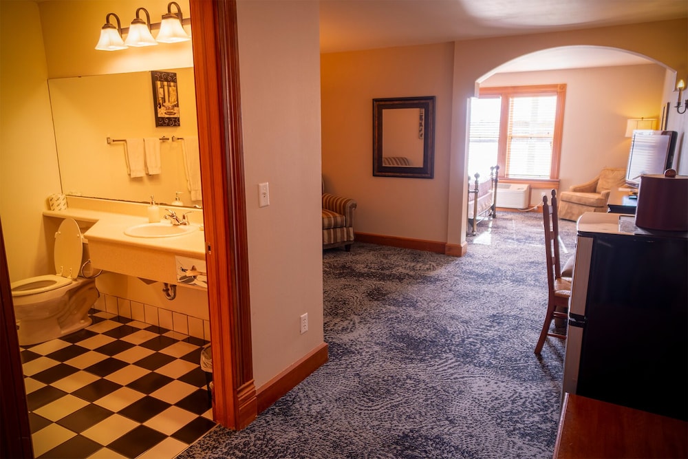 Deluxe Queen Room - Photo 8