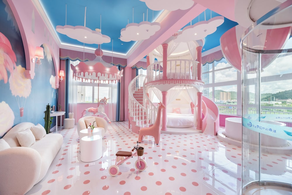 Pink dream castle room (fantasy castle + carousel + 2 round beds of 2 meters) photo 1