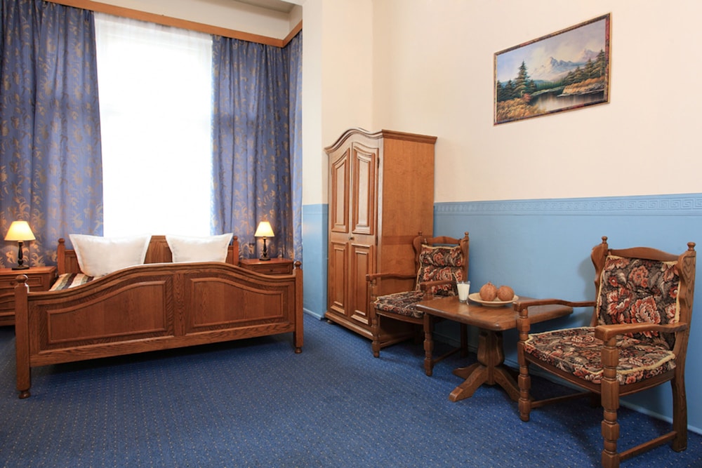 Economy Triple Room photo 2
