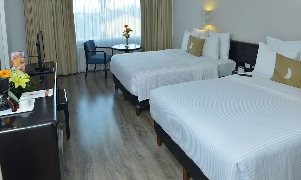 Suite, 2 Queen Beds, Non Smoking - Photo 2