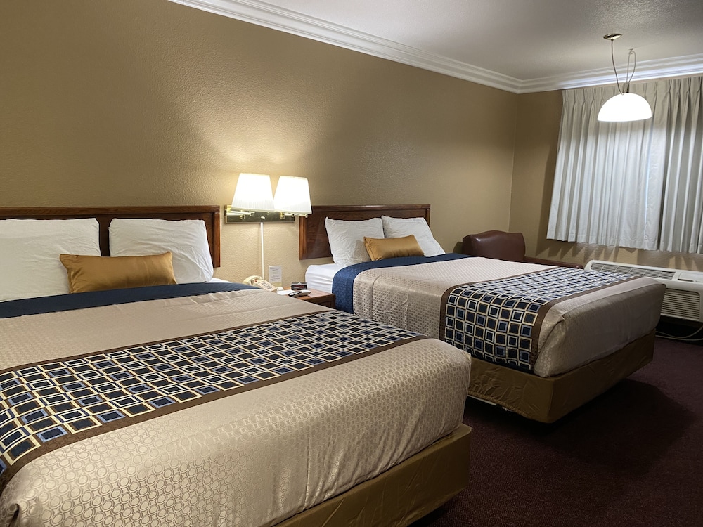 Family Suite, 2 Queen Beds, Kitchen photo 1