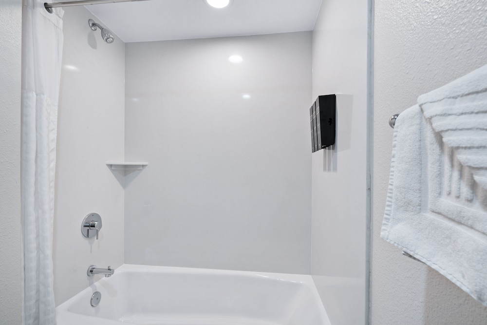 Deluxe Room, 2 Queen Beds, Partial Ocean View - Photo 10