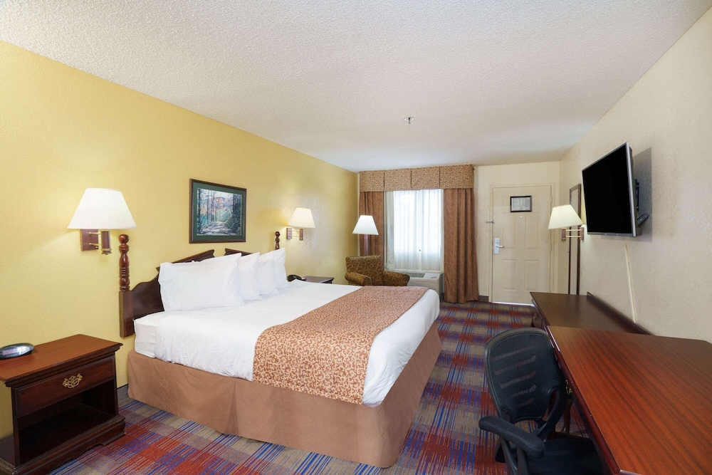 Standard Room, 1 King Bed, Smoking photo 1