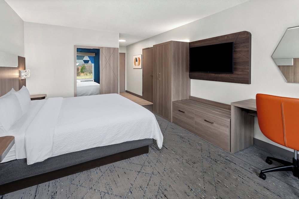 Standard Room, 1 King Bed - Photo 5