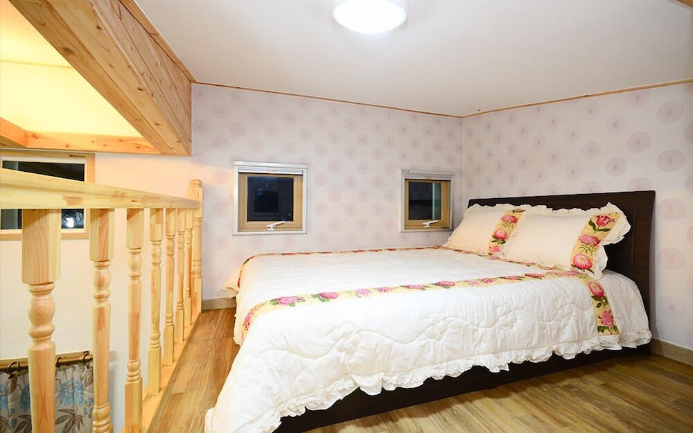 Elite Duplex (2 Guest Rates, Extra person Charge on spot - 1-13yr 10,000KRW, 14yr above 20,000KRW pp photo 2