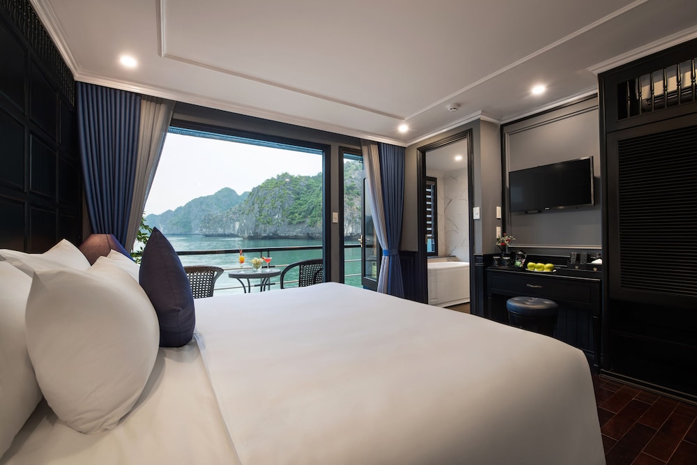 Rosy Luxury Suite with Private Balcony photo 2