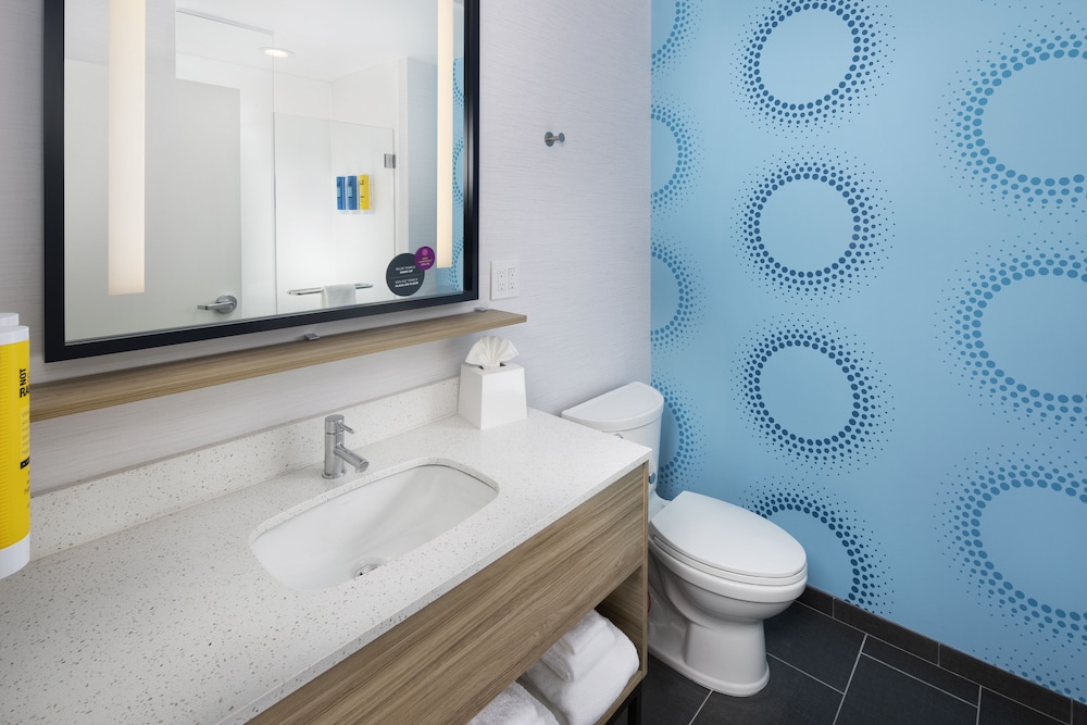 Room, 2 Queen Beds, Accessible, Bathtub - Photo 7