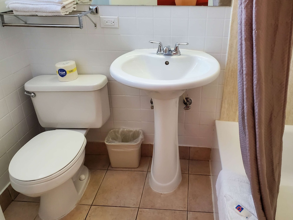 Standard Room, 1 King Bed, Non Smoking, Refrigerator & Microwave - Photo 6