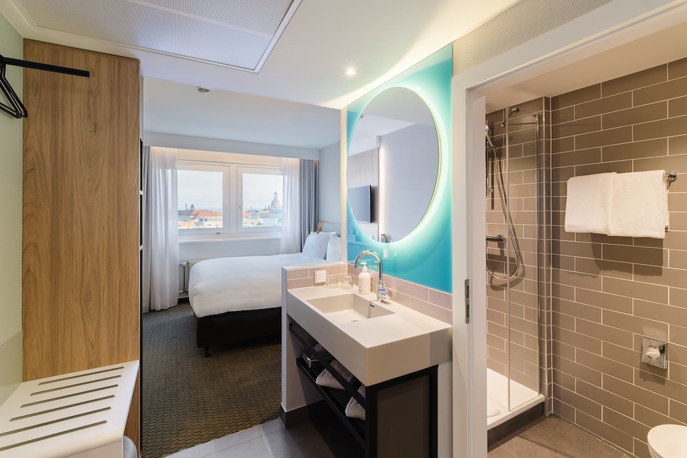 Standard Room, 1 Queen Bed - Photo 3