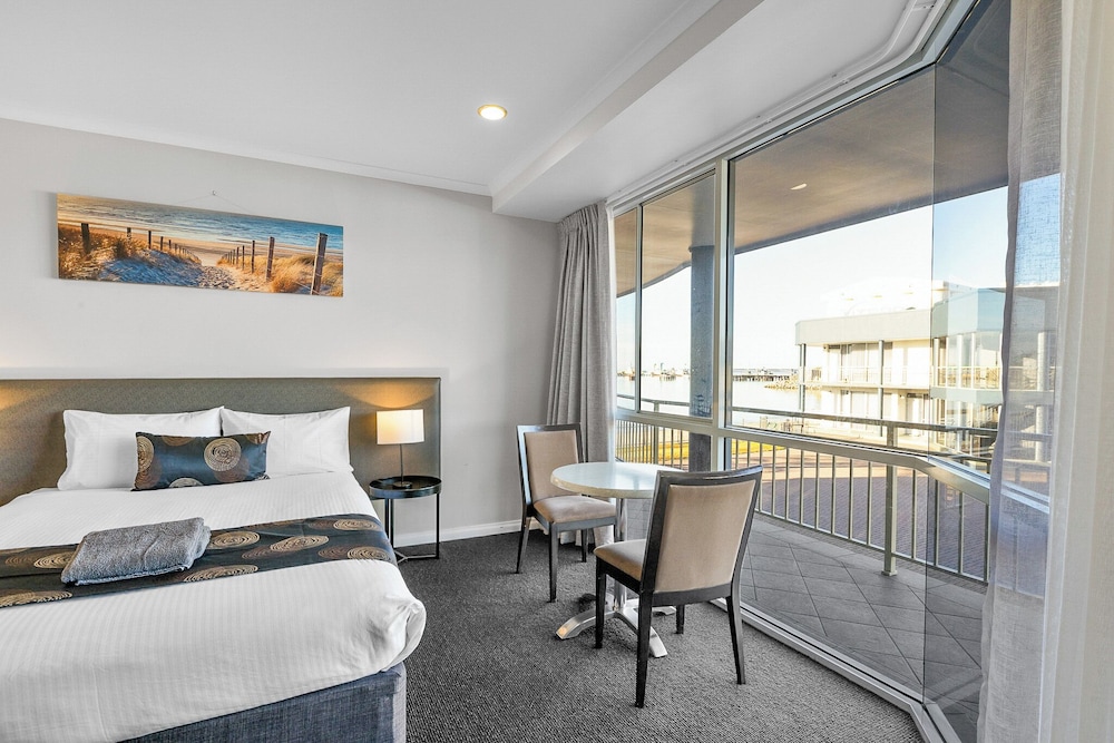 Standard Room, Multiple Beds, Non Smoking (Walk-in Shower) photo 2