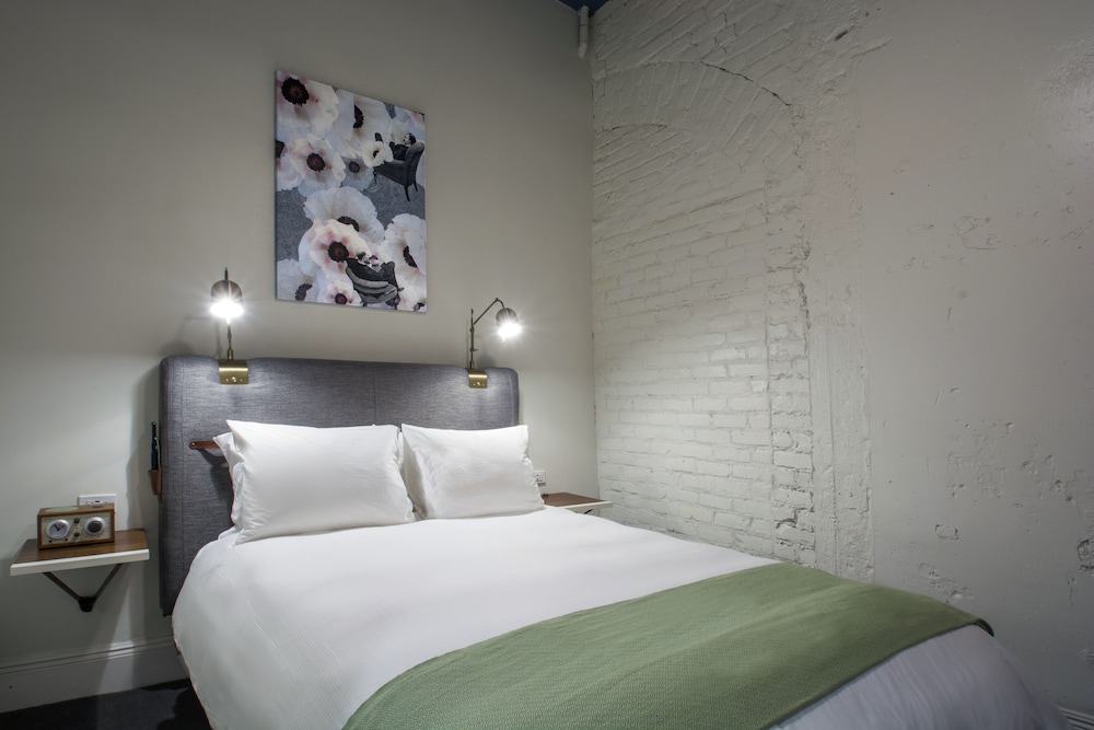 Standard Room, 1 Queen Bed (Interior Queen) - Photo 2