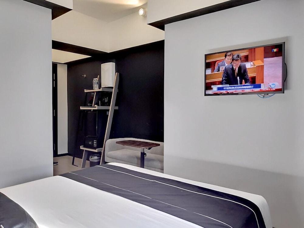 Amber Deluxe (1 Queen or 2 Single Beds) - Photo 3