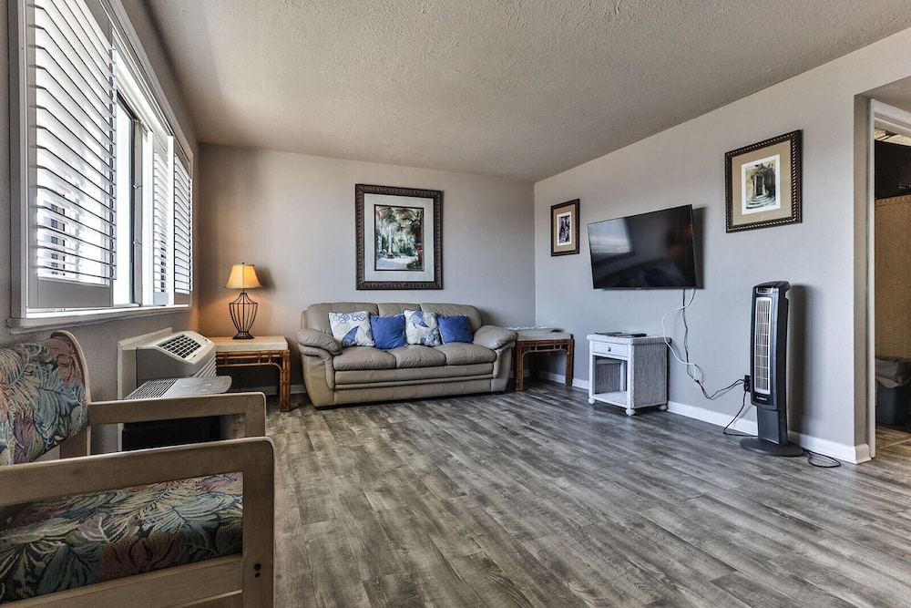 Suite - Photo 10