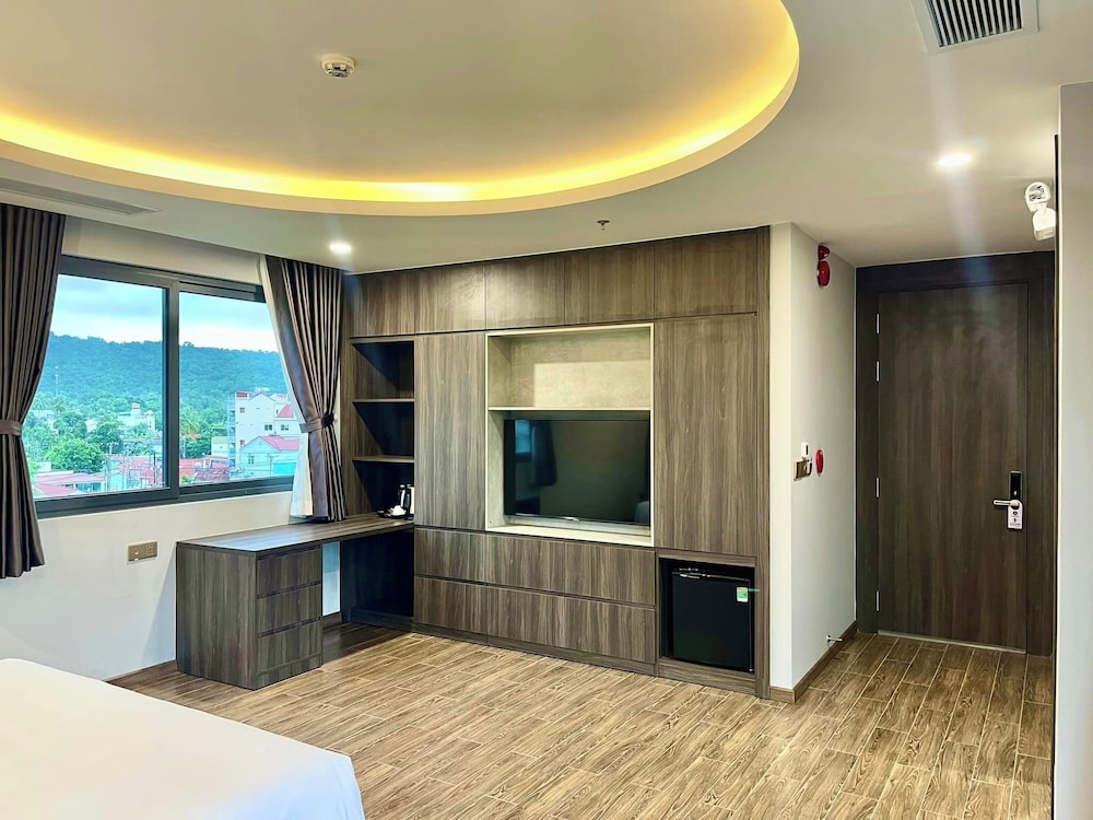 Luxury Double Room Single Use, Partial Ocean View