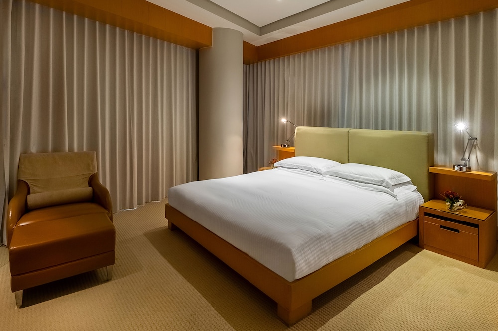 Queen Room with One Queen Bed (Non Smoking)