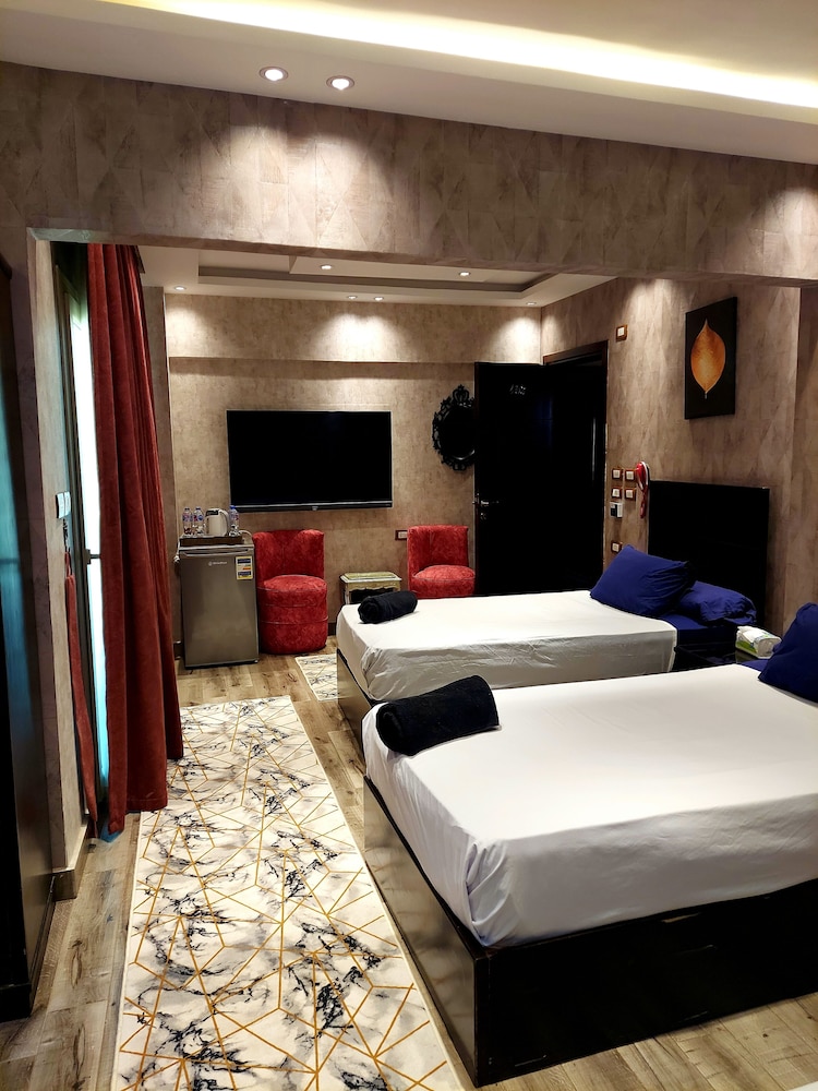 Deluxe 4 Bed Private Room Shared Bathroom ( Balcony ) photo 1