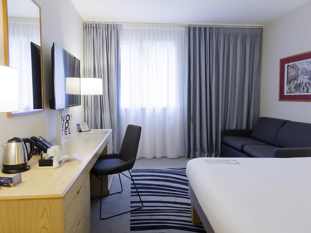 Standard Room, 1 Queen Bed, Mobility Accessible photo 1