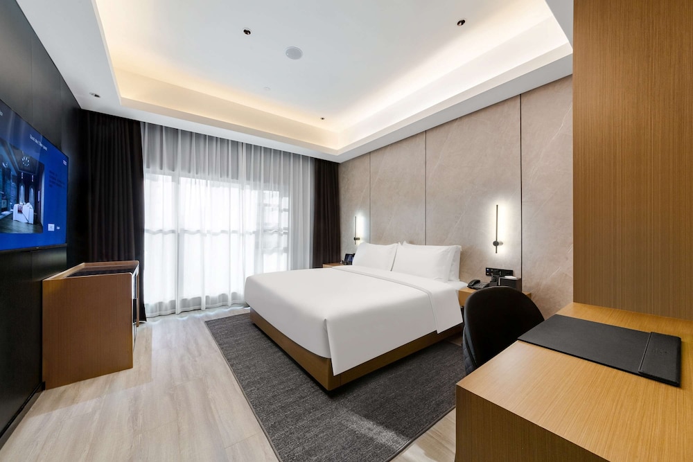 Standard Room, 1 King Bed, Non Smoking (Intelligent) photo 1